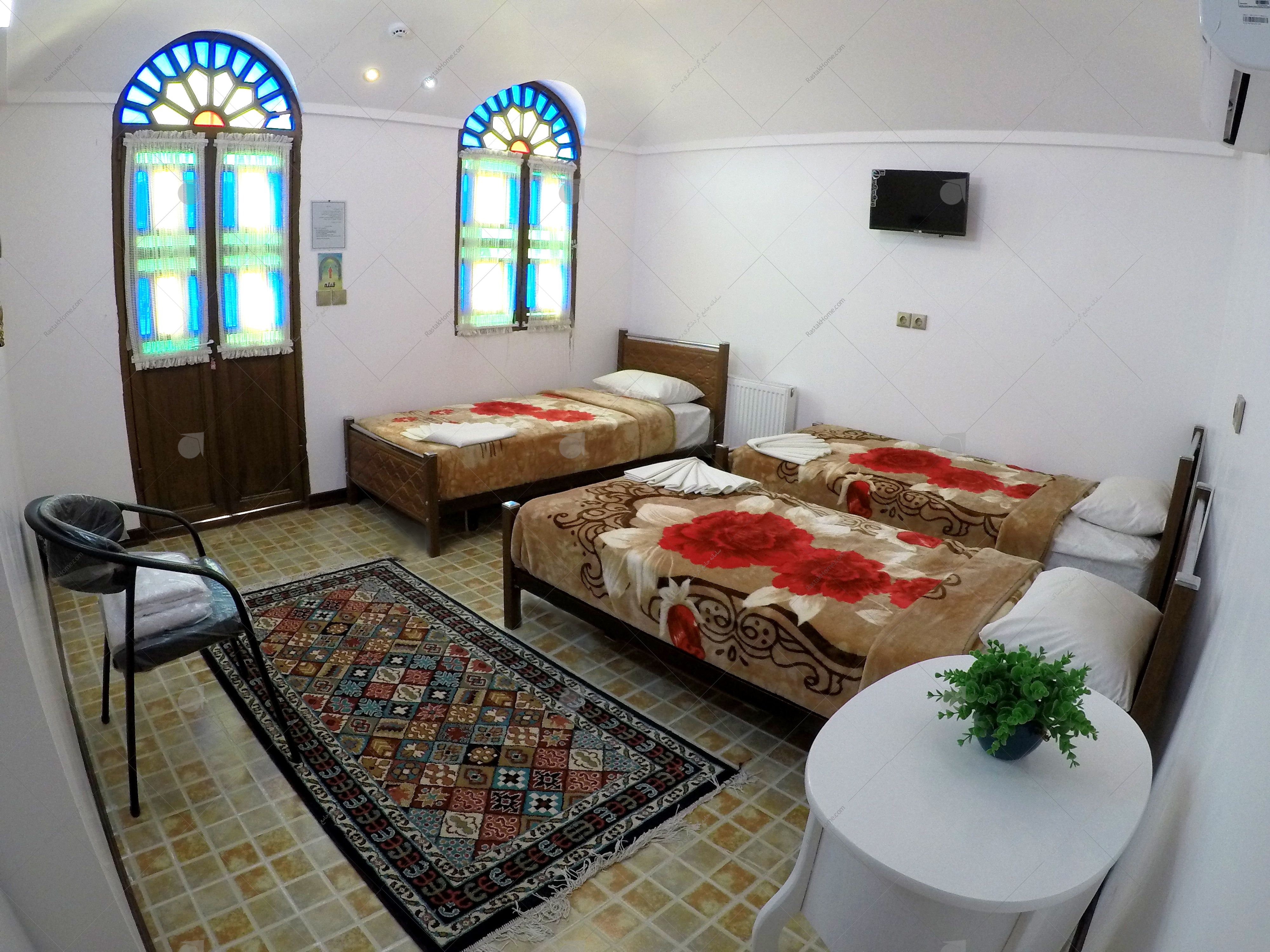اتاق تریپل(سرویس بهداشتی خارج از اتاق)اقامتگاه سنتی آمیرزا کاشان(با صبحانه )