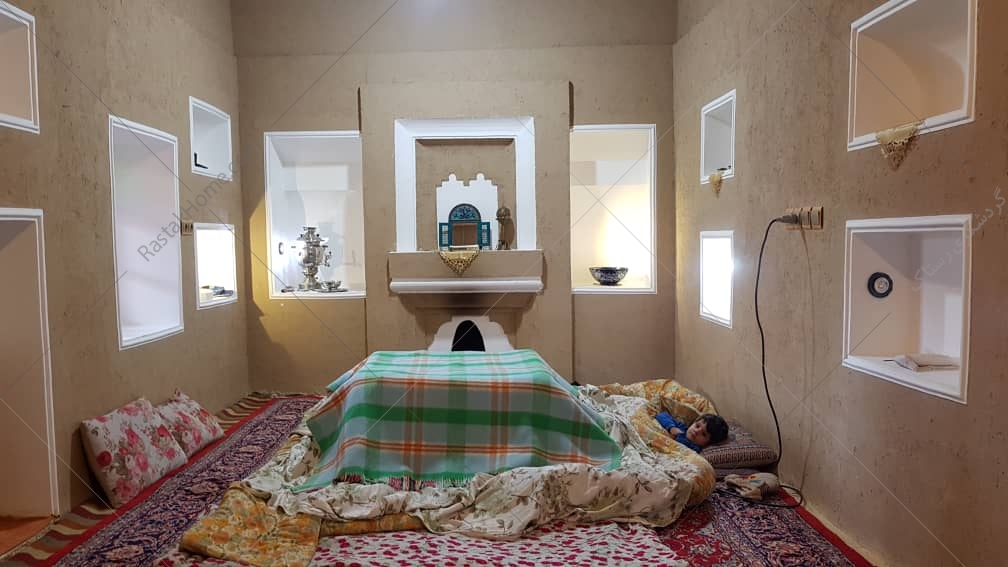 اتاق بالاخونه دوایوان 4نفره بومگردی حسنعلی میرزا در خمین روستای  سرکوبه