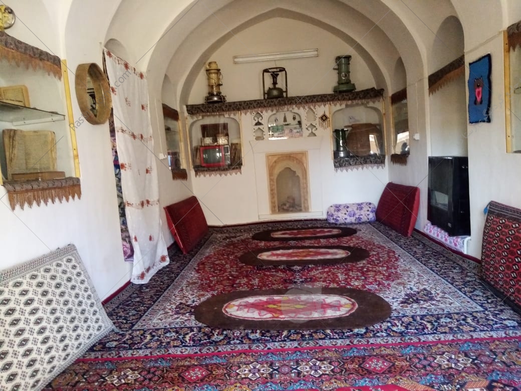 اتاق 6 نفره شاه نشین در اقامتگاه بوم گردی مسین بابا در سمنان