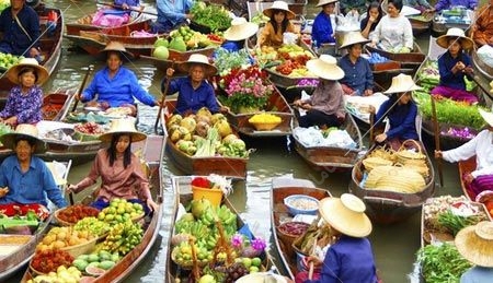 این جشن در ساحل دریای تایلند در شهر پاتایا همه ساله در فصل گرما با حضور بسیاری از مردم این کشور برگزار می شود و در این جشنواره گل و غذا را بر روی شناور هایی قرار می دهند.