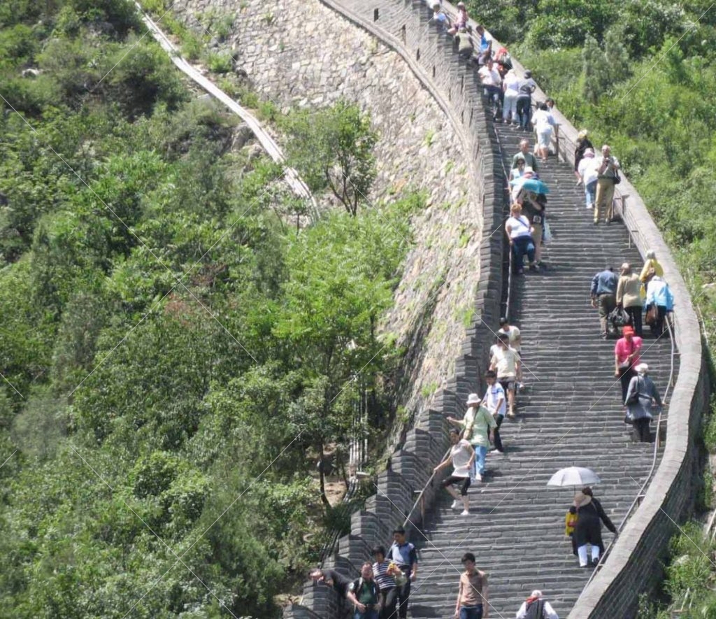 ديوار چين که با نام ديوار بزرگ (Great Wall) در چين شناخته مي‌شود با طول 7350 کيلومتر يکي از باشکوه‌ترين ساخته‌هاي دست بشر است.