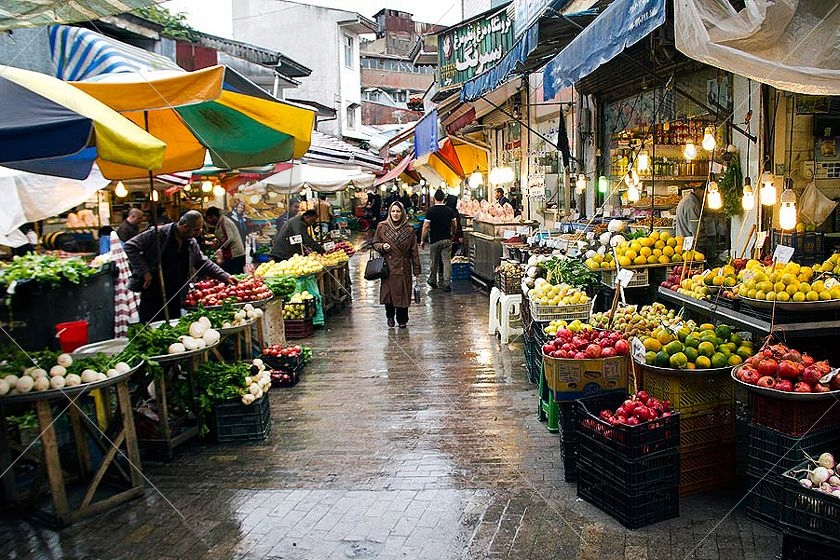  بازار بزرگ رشت‌ برخلاف بسیاری از بازارهای بزرگ سایر شهرهای ایران، یک بازار روباز است و تنها قسمت کوچکی از آن با حلب پوشیده شده است و از بخش‌های گوناگونی شامل کاروانسراها و طاقی‌ها و... تشکیل شده است.