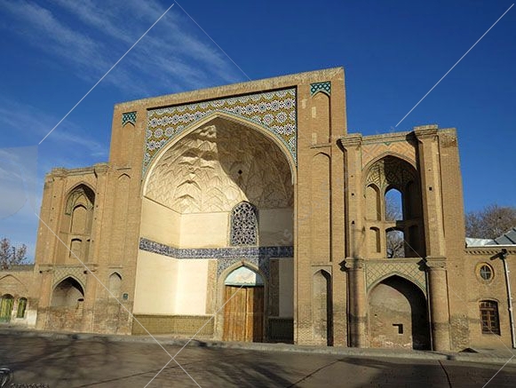 سردر عالی‌قاپو قزوین که در ابتدای خیابان سپه قزوین، اولین خیابان ایران قرار دارد
