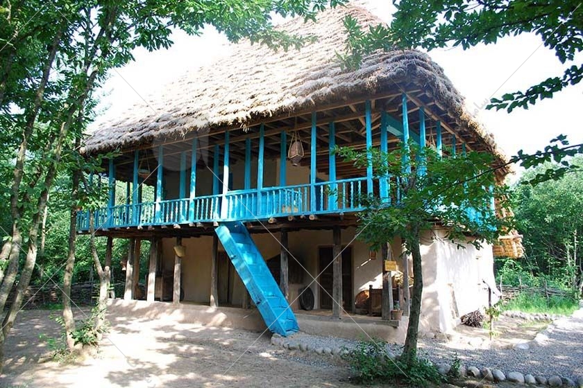  موزه میراث روستایی گیلان نمونه‌ای کوچک از نحوه‌ی زندگی و فرهنگ سنتی روستاهای گیلان است. بخش معماری موزه، مجموعه‌ای است