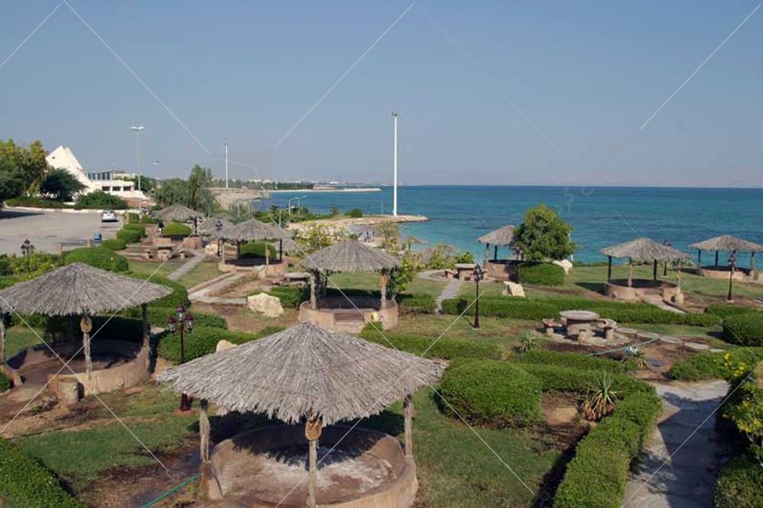 این پارک علاوه بر ساحل زیبا همراه با آلاچیق های مناسب دارای اسکله تفریحی با نام میرمهنا است. پارک ساحلی میرمهنا از مسجد خاتم الانبیاء تا میدان جاسک در نوار ساحلی امتداد دارد.