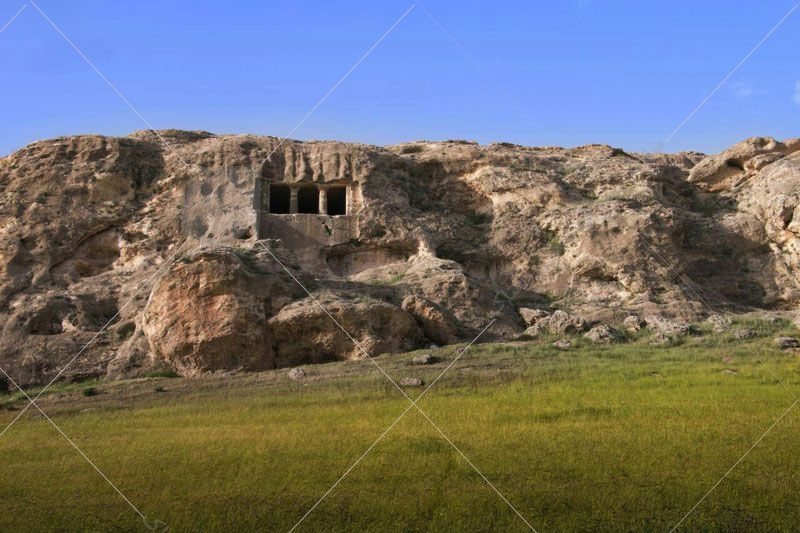  دخمه سنگی فقرگاه به زمان مادها تعلق دارد و در کنار روستای اگریقاش در نزدیکی مهاباد قرار گرفته‌ است.