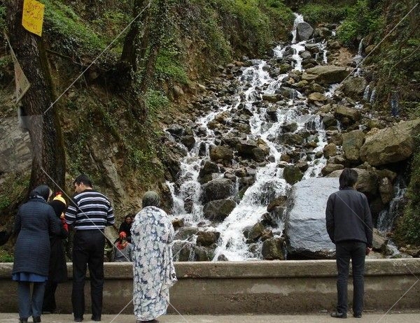 آبشار آب پری در ۱۳ کیلومتری رویان مازندران، در نزدیکی نور، در جاده‌ای کوهستانی و جنگلی با آب و هوایی خنک و دلچسب قرار دارد. ب