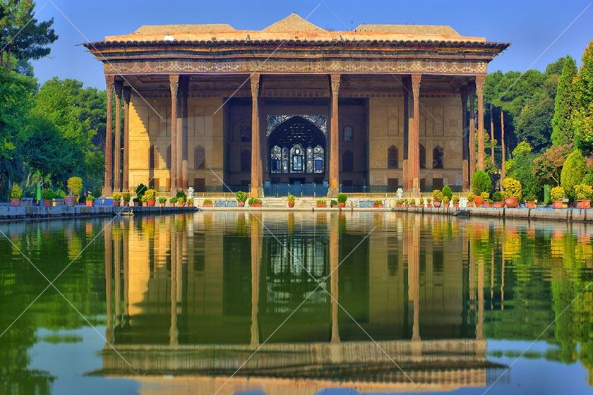 باغ چهل ستون یکی از جاذبه‌های گردشگری شهر اصفهان است و کمتر کسی است که آن را نشناسد. این باغ مساحتی بالغ بر ۶۷ هزار متر مربع دارد و ساخت آن سال‌ها به طول انجامیده است. 