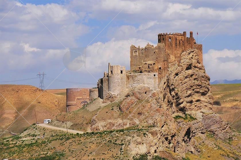 قلعه الموت  یا به گویش محلی «قلعه حسن» یکی از قلعه‌های منحصربه‌فرد تاریخی در ایران محسوب می‌شود.