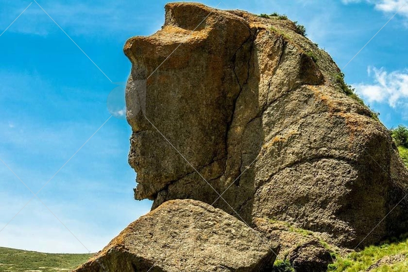 پیکره سنگی بابا داوود در شهر عنبران در ۴۰ کیلومتری اردبیل قرار دارد. ارتفاع این مجسمه سنگی حدود ۲۰ متر است که به شکل چهره انسانی است که به رو به نگاه می‌کند. این مجمسه را شبیه به مجسمه ابوالهول مصر می‌دانند.