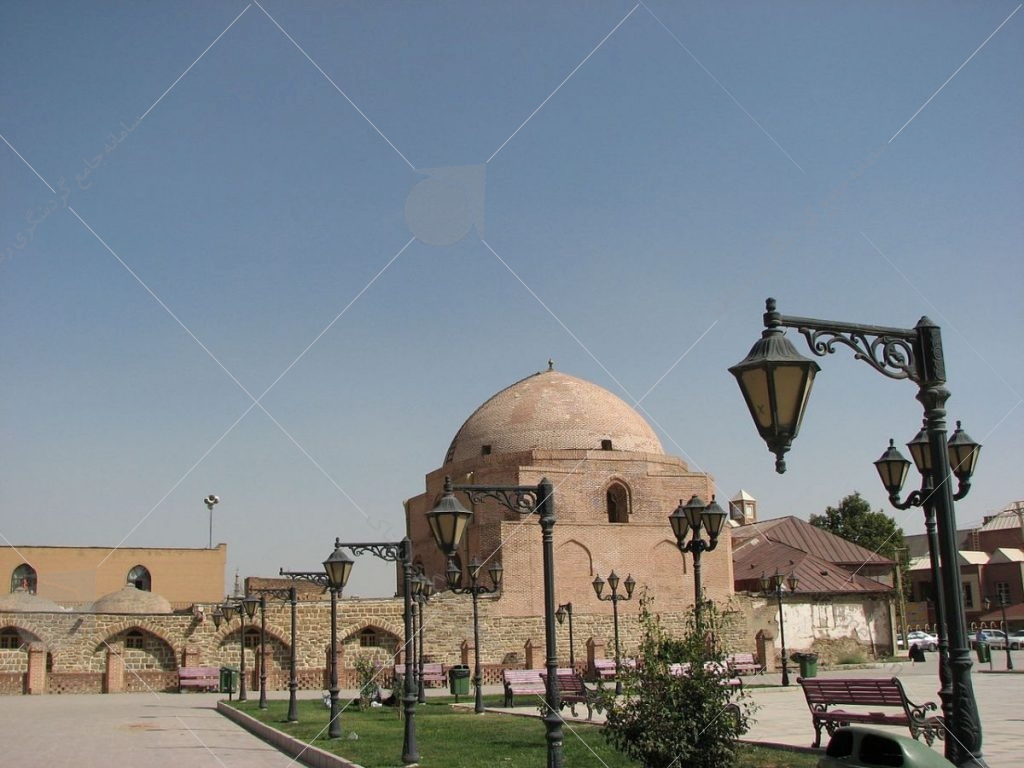 مسجد جامع ارومیه در مجاورت بازار ارومیه قرار دارد و متعلق به سده هفتم هجری قمری و دوره‌ی ایلخانان است.