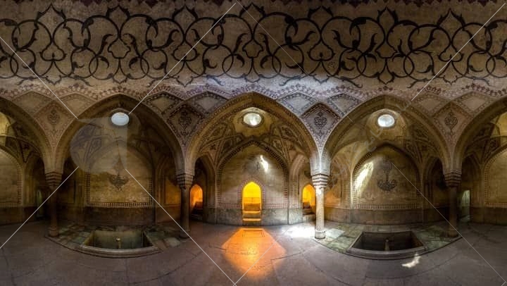 ارگ کریم خان که یکی دیگر از جاهای دیدنی شیراز است، در قرن ۱۸ میلادی توسط بنیان‌گذار سلسله‌ی زندیه، کریم‌خان زند ساخته شد. پس از انتخاب شیراز به‌عنوان پایتخت