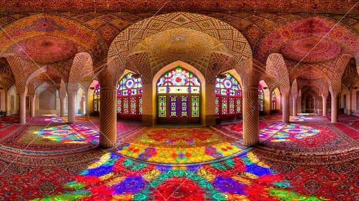در نزدیکی شاه چراغ، یکی از مشهورترین ساختمان‌های شیراز یعنی مسجد نصیرالملک که به «مسجد صورتی» نیز معروف است، قرار دارد.