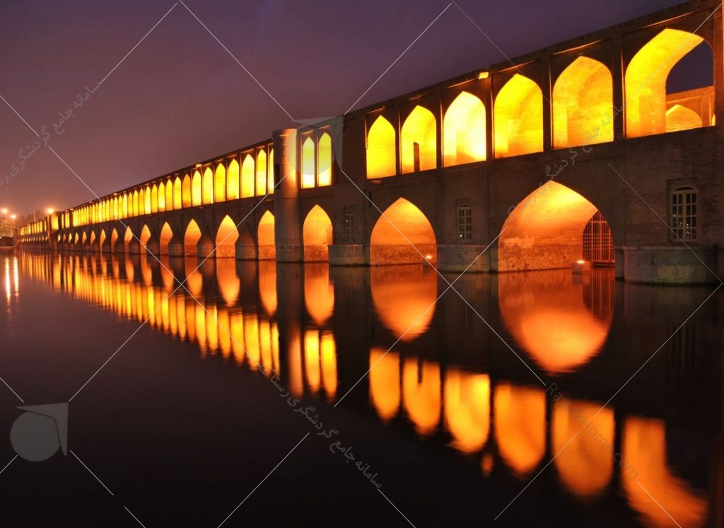 سی‌و‌سه پل که آن را پل الله‌وردی خان هم می‌نامند، ۳۳ دهانه دارد و در دوران حکومت شاه عباس صفوی روی رودخانه‌ی زاینده‌رود ساخته شد.