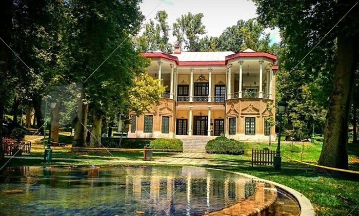 یکی از جاهای دیدنی تهران که می‌‌تواند یک روز تعطیل را به یک روز به‌یاد ماندنی تبدیل کند، «کاخ موزه‌ سعدآباد» است. مجموعه‌ی فرهنگی و تاریخی سعدآباد، مجموعه‌ی عمارت‌ها و کاخ‌های خاندان «پهلوی» است که در «دربند»، یکی از خوش‌آب‌و‌هواترین مناطق تهران ساخته شده است.