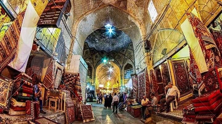 این مکان خوش‌منظر با صدها مغازه‌ و دکه، بازار اصلی شیراز است که یکی از جاهای دیدنی شیراز به‌شمار می‌رود. این بازار که به‌صورت هزارتو طراحی شده است، مکانی برای خرید فرش، ادویه، طلا و جواهر و لوازم خانه و … است.