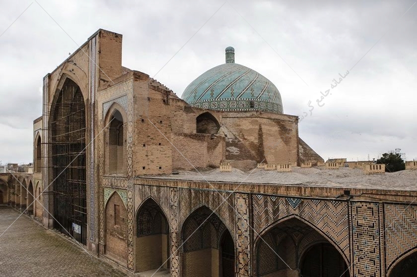 مسجد جامع قزوین با وسعتی بیش از ۳۵۰۰ متر مربع، در چهار جهت، درب ورودی و صحن دارد و در هر کدام از صحن‌ها، ایوان بسیار بزرگی نیز ساخته شده است.