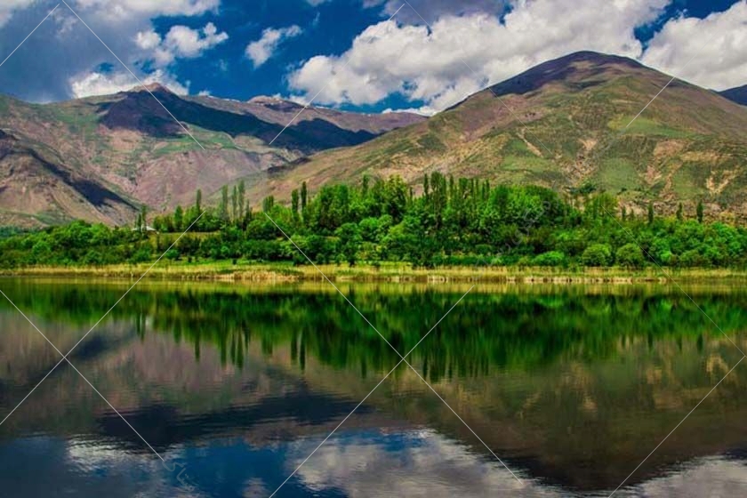 دریاچه‌ اوان در استان قزوین و در منطقه معروف الموت در کنار روستای اوان قرار دارد. بیش از ۷۰،۰۰۰ متر مربع مساحت دارد، در ارتفاع ۱۸۱۵ متری از سطح دریا واقع شده است. 