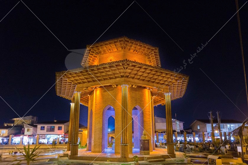  آرامگاه میرزا کوچک خان جنگلی به صورت یک هشت ضلعی منظم از اشکال هندسی رایج در معماری سنتی ایران است و به مساحت ۴۰ متر مربع و ارتفاع ۹ متر ساخته شده است.