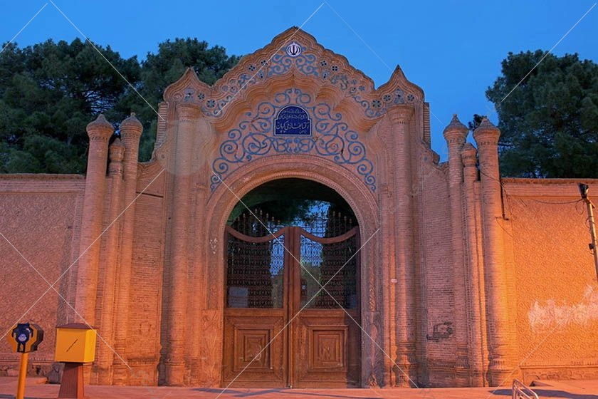 بنای زیبا و تاریخی کتابخانه ملی کرمان به سال ۱۳۱۲ هجری شمسی می رسد که توسط حاج محمد علی راوری جهت کارخانه ریسندگی خورشید ساخته شد. این بنا در حال حاضر بیشتر تحت عنوان کتابخانه مرکزی کرمان شناخته می شود.