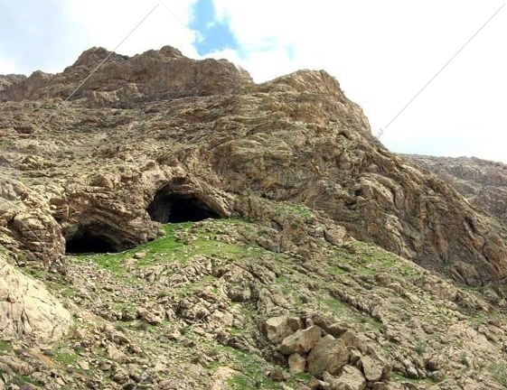  یکی از کهن ترین سکونت گاه های بشر، در منطقه کرمانشاه، غار دو اشکفت، در نزدیکی طاق بستان است. ارتفاع این غار، در حدود ۱۶۰۰ متر از سطح دریا است. این مکان باستانی، شامل دو غار مجاور هم، در دامنه جنوبی کوه میوله، در ارتفاع حدود سیصد متری از دشت و مشرف بر پارک کوهستان قرار دارد. طبق یافته های باستان شناسی، این غار، در دوره پارینه سنگی میانی، مسکن انسان های شکارگَر بوده است.
