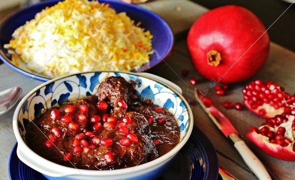 خورشت اناربیج گیلانی یا انار آویج (سبزی فسنجان) یکی از خورشت های فوق العاده گیلانی می باشداین خورشت فوق العاده از نظر ظاهری بسیار شبیه به فسنجان می باشد