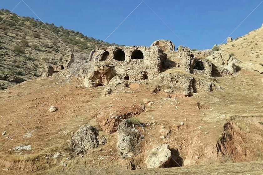 قلعه سام یکی از آثار تاریخی ایران و مکان های تاریخی ایلام می باشد.محوطه باستانی قلعه سام در شهرستان شیروان چرداول، در نزدیکی روستا چم بور از توابع بخش هلیلان واقع شده است.