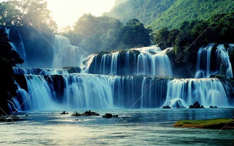 آبشار رنگو در ۱۵ کیلومتری جنوب غربی شهرستان گرگان واقع شده است.
