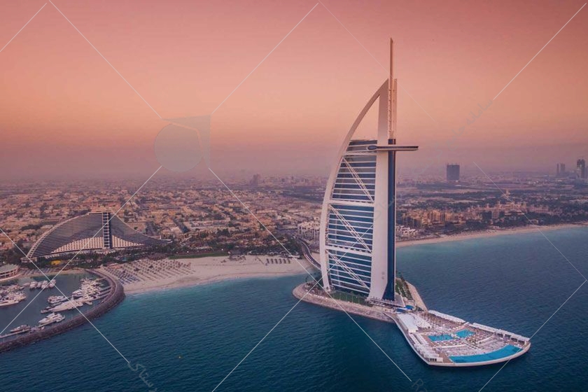 برج العرب یکی از بلندترین برج‌های جهان محسوب می‌شود این سازه‌ی زیبا که شهرت جهانی دارد و به شکل بادبان کشتی طراحی شده  روی ساحل مصنوعی دبی قرار دارد.