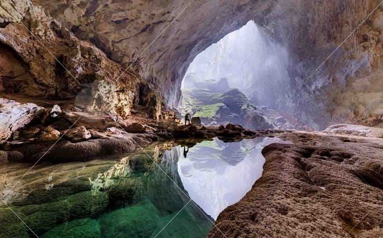 غار سراب در ۵۶ کیلومتری جنوب غربی شهرکرد قرار دارد و برای رسیدن به آن باید راه آسفالته دره ای زیبا را پیش بگیرید.