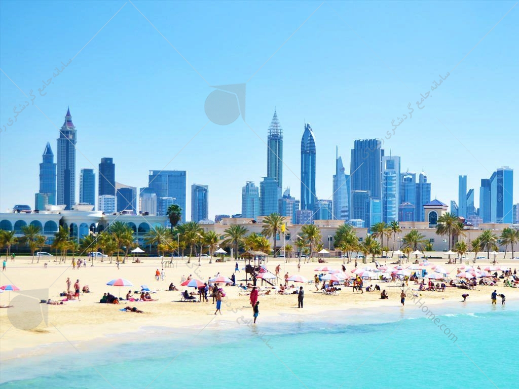 ساحل جمیرا مکانی مناسب برای پیاده روی محسوب می‌شود و ورود عموم به آن آزاد است. این محدوده از معدود سواحل مسکونی دبی محسوب می‌شود که به سه بخش جمیرا یک، جمیرا دو، جمیرا سه آن را تقسیم کرده‌اند.