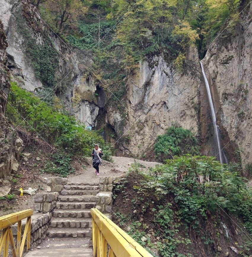 آبشار زیارت در پنج کیلومتری جنوب روستای زیارت واقع شده است.
