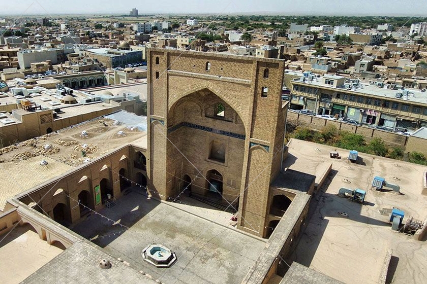 مسجد جامع سمنان یکی از قدیمی‌ترین بناهای شهر است که در گذر زمان، تغییر و تحولات زیادی در آن به وجود آمده است.