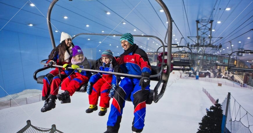 یست اسکی دبی مال اولین پیست سرپوشیده در بیابان‌های امارات و خاورمیانه محسوب می‌شود که در سال 2005 و در مرکز خرید امارات مال ساخته شده است.
