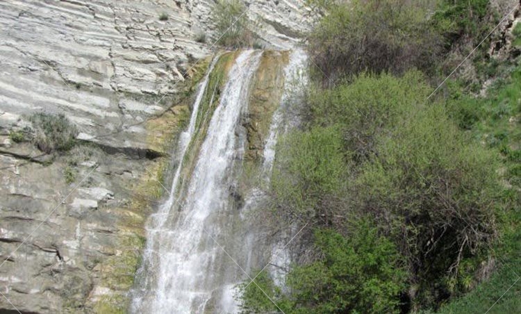آبشار گچان در ۱۵ کیلو متری شمال شهر ایلام و در میان تنگ که خود یکی از تفرجگاه های ایلام است قرار دارد.