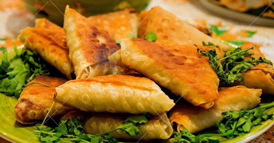 سمبوسه نیز از دیگر غذاهای بسیار محبوب و خوشمزه خوزستانی است که در سراسر ایران و به روش های مختلف تهیه می شود.