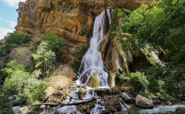 لیگودرز در فاصله ۱۴۹ کیلومتری خرم آباد قرار گرفته است، یکی از قشنگ ترین شهرهای لرستان است و آبشار آب سفید با طبیعت سرسبز و آب و هوای خوشش یکی از جاذبه های استان لرستان به شمار می رود. 
