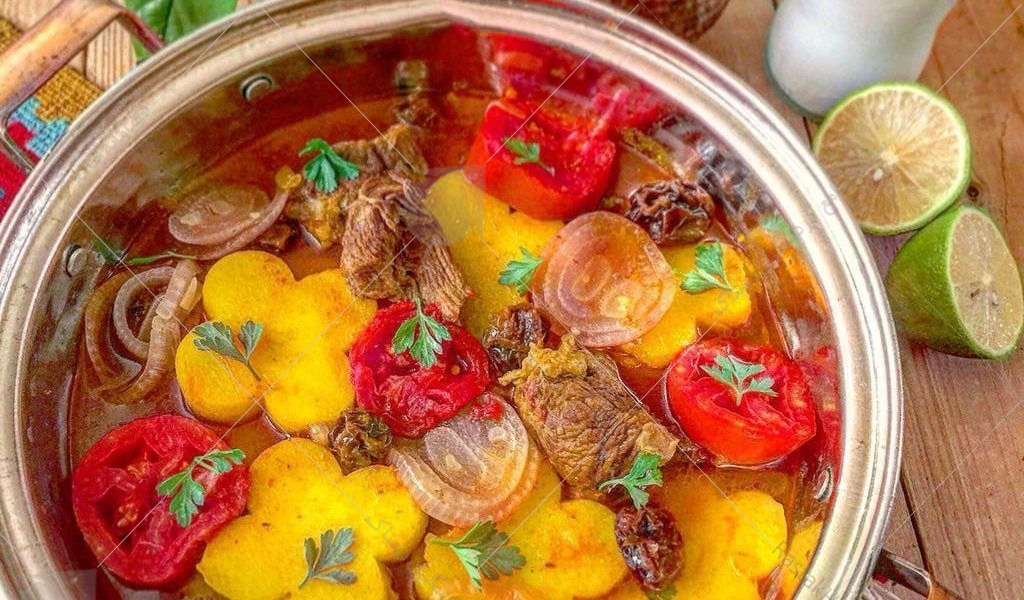 تاس کباب یکی دیگر از خوراک هایی ست که در اکثر شهرهای ایران پخته می شود اما گفته می شود اصالت آن اصفهانی ست.