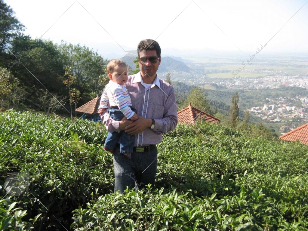 من و پرسام در مزارع چای ارتفاعات لاهیجان 