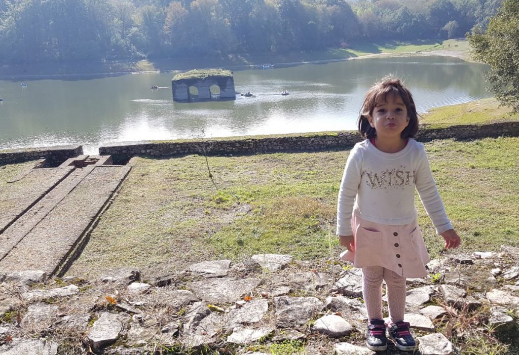 پرنسا دخترم در چشم اندازی از دریاچه عباس آباد
