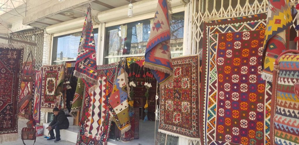 یکی از فروشگاه های صنایع دستی سمیرم عکس از رستاک 