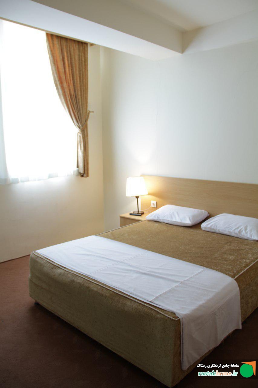 اتاق 2 تخت در هتل سه ستاره اهراب تبریز  با صبحانه رایگان