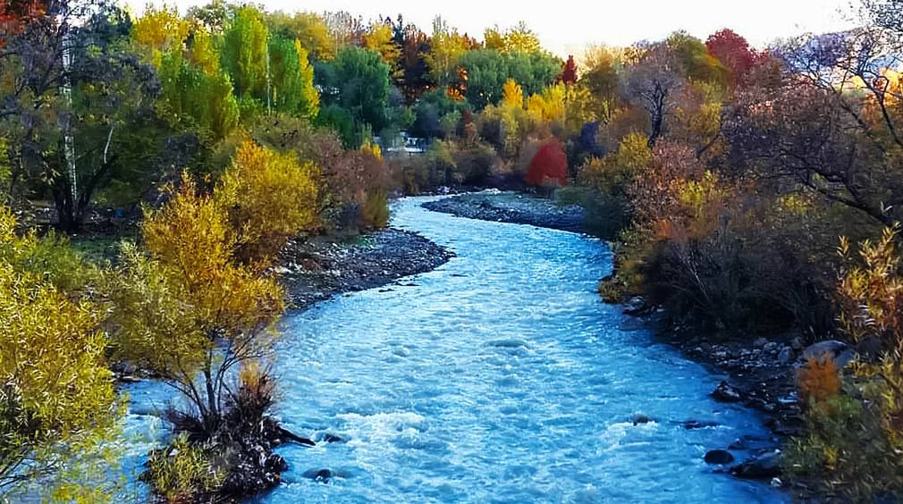 درختان رنگی و رود فوق العده زیبا در روستای کردان