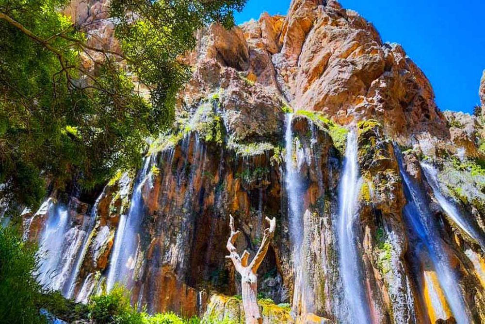 یکی از معروف‌ترین آبشارهای ایران نیز در نزدیکی دره بستانک واقع شده است. آبشار مارگون، که مجموعه‌ای از آبشارهاست، سرچشمه رودخانه کر محسوب می‌شود و آب خنک و زلال آن در تنگ بستانک جاری است. این آبشار در 112 کیلومتری تنگ قرار گرفته و تقریبا 2 ساعت و نیم با آن فاصله دارد.