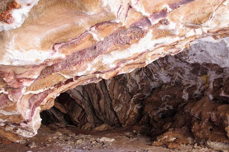 نمک هایی که از این غار استخراج می شوند خاصیت دارویی دارند و از آنها به عنوان نمکی برای علم طب به ویژه برای ورزشکاران حرفه ای به صورت کپسول مصرف می شود. ترکیباتی که نمک های درون این غار دارند از منیزیم تشکیل شده اند.با توجه به بررسی هایی که محققان دانشگاه شیراز بر روی ۶۰۰۰ متر از این غار انجام داده اند سن نمک های این غار را به پیش از دوره کانبرین که تقریبا به ۵۷۰ میلیون سال پیش است بر می گردد. 