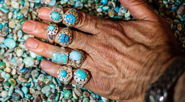 معدن فیروزه نیشابور
یکی از بزرگ‌ترین و قدیمی‌ترین معدن‌های فیروزه ایران در شهر نیشابور نزدیک به خراسان رضوی قرار دارد. با بازدید از معدن فیروزه نیشابور طیف‌های زیادی از رنگ های زیبای آبی و سبز را می‌بینید که رنگ آبی آن جزو گران‌بهاترین و مرغوب‌ترین فیروزه است.