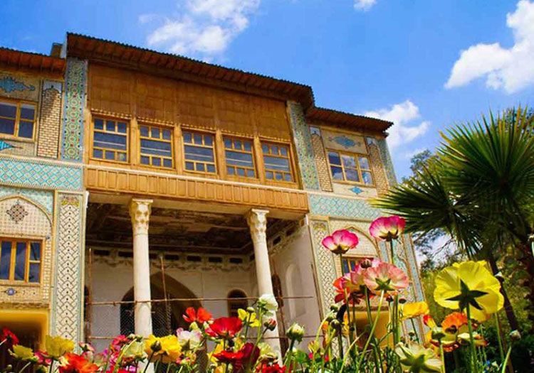 گل های زیبا در باغ دلگشا
یکی از مسیرهای بازدید در شیراز که آثار فرهنگی و تفریحی بسیاری را در خود دارد. مسیر سعدیه است. مسیری که از آرامگاه سعدی شیرازی آغاز می‌شود و به باغ دلگشا می‌رسد. 