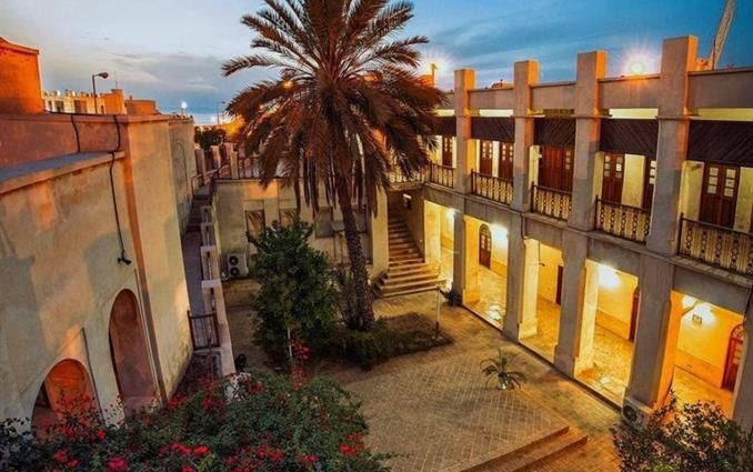 بافت قدیم بوشهر
بافت قدیم شهر بوشهر ، متشکل از تعداد زیادی خانه و کوچه های باریک قدیمی است که جذابیت ویژه ای دارند و سبک معماری آن مقداری هم از سبک هندی الهام گرفته است . گفته می شود که مصالح این ساختمان ها ( مانند چوب صندل و ساج ) را از هند و آفریقا می آورده اند .