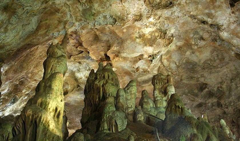 غار قوری قلعه جوانرود معرفی شهر جوانرود
این غار بزرگترین غار آبی آسیا به حساب می‌آید و طولانی‌ترین غار ایران است. این غار ۱۲ کیلومتر طول و ۳۱۴۰ متر عمق دارد.دمای غارقوری قلعه در همه فصل‌های سال ثابت است. این غار دمایی در بازه ۷ تا ۱۱ درجه سانتی‌گراد دارد. عمق حوضچه‌های کف غار هم در عمیق‌ترین حالت خودشان به ۱۴ متر می‌رسد.