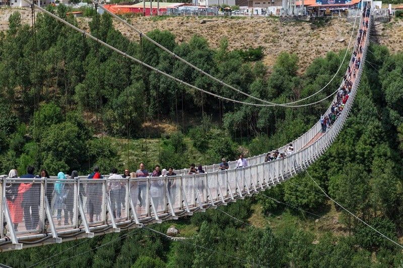 پل معلق نهج البلاغه
این پل از پارکینگ بوستان نهج البلاغه در بلوار عربشاهی تا پارک پردیسان ادامه دارد. طول این پل به ۲۸۵ متر و عرض آن به ۲ متر می رسد و در ارتفاع ۶۵ متری ساخته شده است